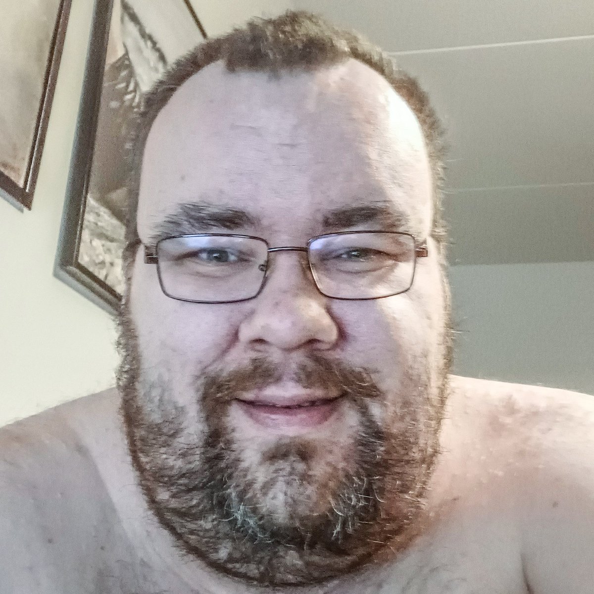 sami_soderstrom's tweet photo. Aloin kasvattamaan partaa malliin joulupukki. Tänään iskin ekat partaöljyt kehiin, toimii hyvin. 👍 #beardgrowing #parrankasvatus #beardgrooming #beardoil #partaöljy https://t.co/Cqhs3vQi5R