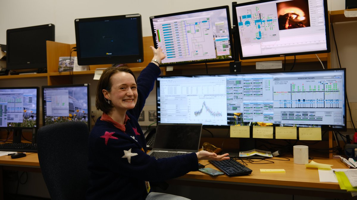Ooh look at her, all this fancy equipment ooh

I got to spend a week using ambient pressure XPS and XAS to study haemoglobin at <a href="/DiamondLightSou/">Diamond Light Source</a>! I knew nothing going in so quite in the deep end, but it was a fantastic experience &amp;🤞I get to go back for my own work some day soon!