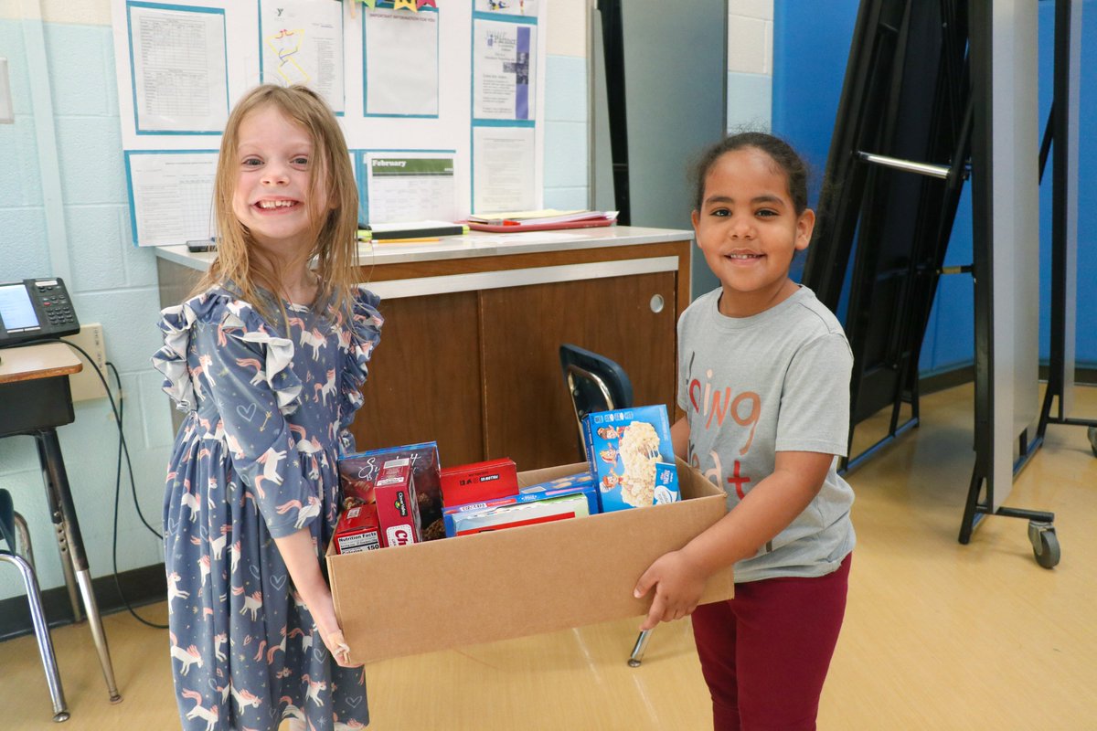 dbqschools's tweet photo. You are never too young to donate! Eisenhower Elementary School kindergartners collected hygiene products, school supplies, and food items to help keep the Giving Closets at Hempstead and Dubuque Senior fully stocked! We are #DBQSchoolsProud to seeΒ #StudentsSupportingStudents! https://t.co/2ARP1wqhOf