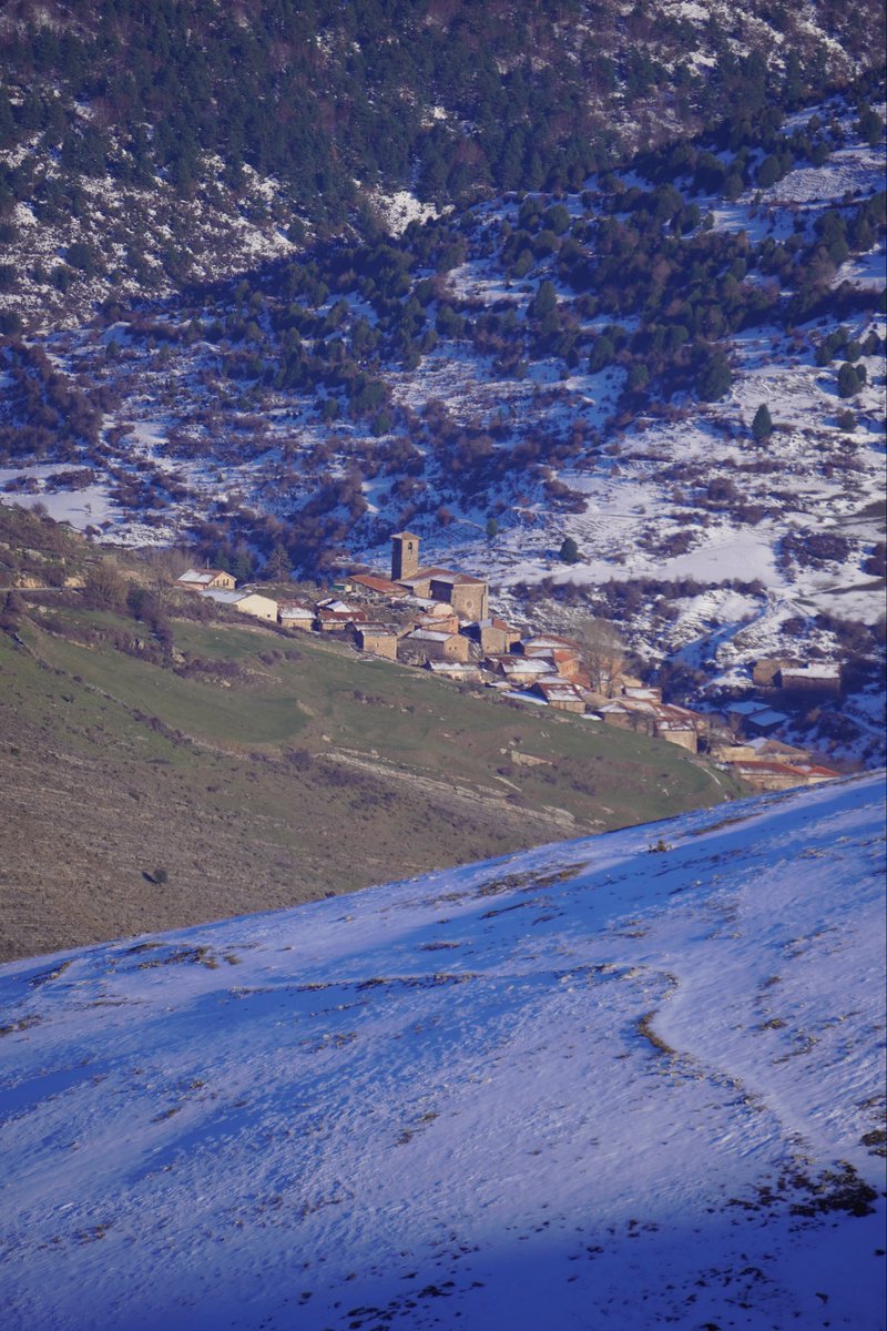 En Cameros, los pueblos se esconden y agazapan deliberadamente en los altos, entre montes y montañas perdidas que siempre quedan lejos de valles y ríos principales. ¿Cómo soportarían tantas almas y crearían tanta riqueza?

Montenegro de Cameros, Soria.
