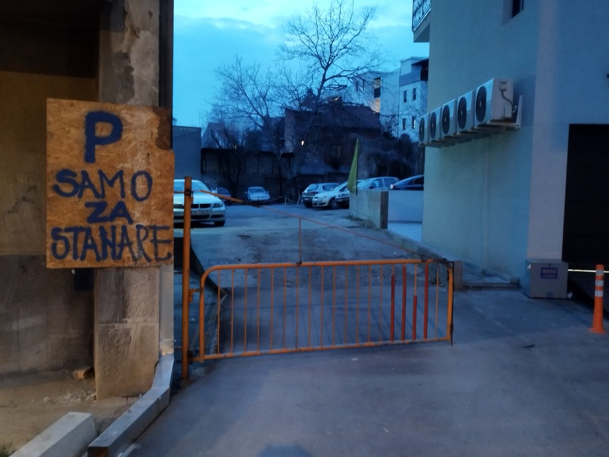 olgaglisic's tweet photo. I dok #prijavi_problem reši ovaj "NEREŠIV" problem, na nelegalan parking je stavljena i kapija s katancem🤬 VARVARINSKA 17 i 17a, ulaz iz Kruševačke. PREDSEDNICA SKUPŠTINE STANARA RADI U KOMULNALNOJ KAO DISPEČER!!! https://t.co/ZkgT0onKYa