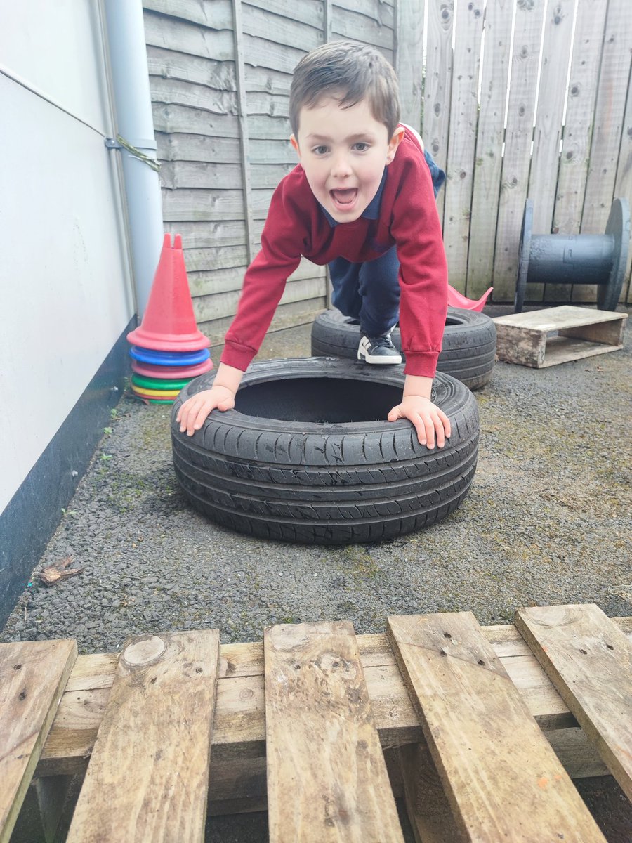 ScoilaDroichid's tweet photo. Súgradh faoin spéir agus spraoi san aer!
Fun and games outdoors! #Rang1 #súgradh #play #AnGhaeilge https://t.co/oU2DyQcRVy
