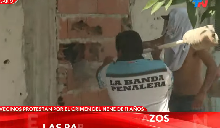 TraductorTeAma's tweet photo. El padre del nene asesinado PERSONALMENTE está tumbando el bunker del narcotraficante del barrio.
La policía? defendiendo al narco.
El "Estado Presente" es una mierda, una ficción. Una estafa financiera. https://t.co/Vz31zZepHZ