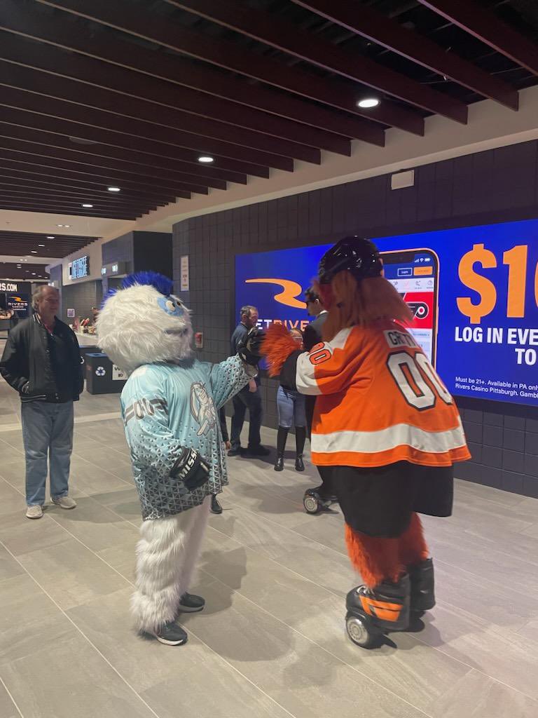 ccasper116's tweet photo. @GrittyNHL yo my boy Freddie says what’s up it was nice meeting you https://t.co/9x8hUG6sVo