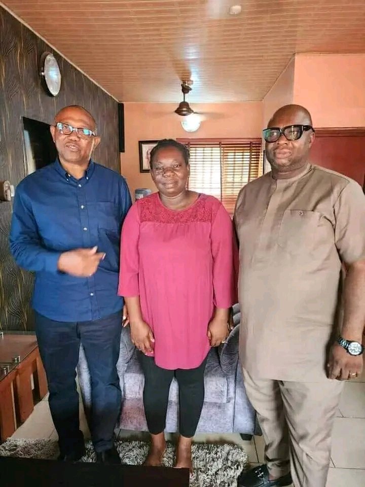 The lady wounded during the election time got a surprise visit from @PeterObi the man is such a God sent 🤍🤍🤍🤍🤍
#obidient #PeterObiForPresident2023 #obidientsforjandor #ObiWon 
#PeterObiMyPresident