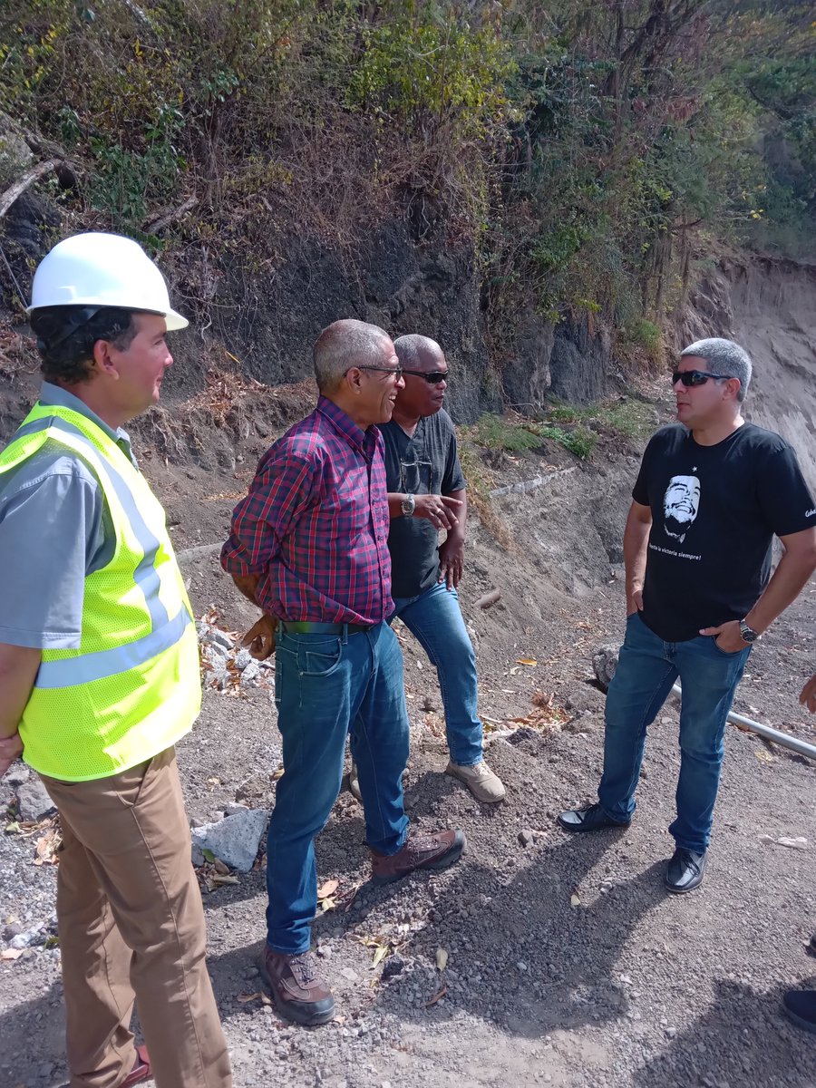 EmbacubaGranada's tweet photo. El Embajador de Cuba visitó a los ingenieros de la UNECA que trabajan en la compleja obra de Miliniere. Esta obra permitirá conectar la ciudad de St. George con el norte de la Isla, donde se encuentran los distritos de St. Mark, St. Jhon y St. Patrick. 
@CubaMINREX 
@UnecaSa https://t.co/tUDH5Fpgzj