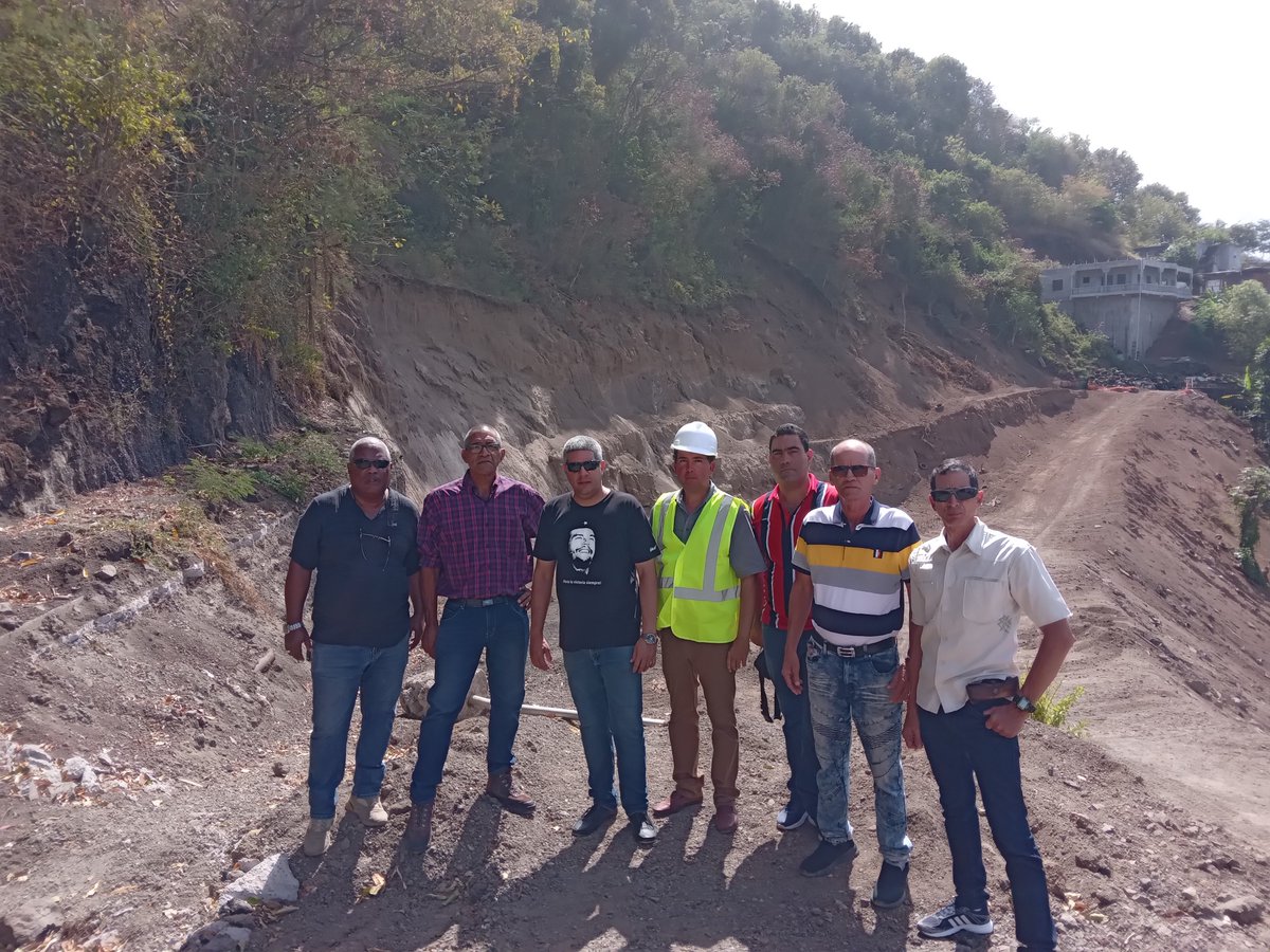 EmbacubaGranada's tweet photo. El Embajador de Cuba visitó a los ingenieros de la UNECA que trabajan en la compleja obra de Miliniere. Esta obra permitirá conectar la ciudad de St. George con el norte de la Isla, donde se encuentran los distritos de St. Mark, St. Jhon y St. Patrick. 
@CubaMINREX 
@UnecaSa https://t.co/tUDH5Fpgzj