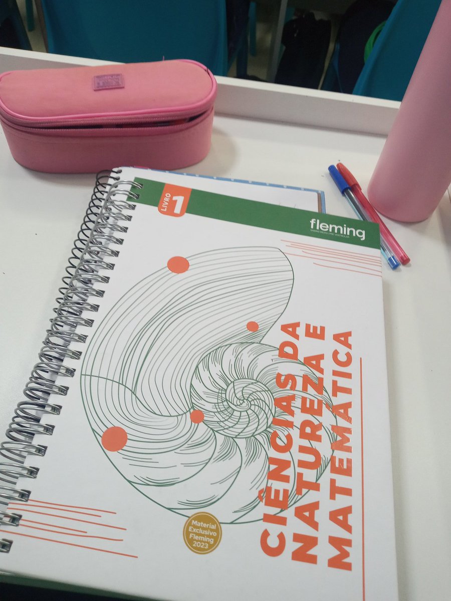 studybeca's tweet image. acho o design dos livros do fleming muito bonitinhos