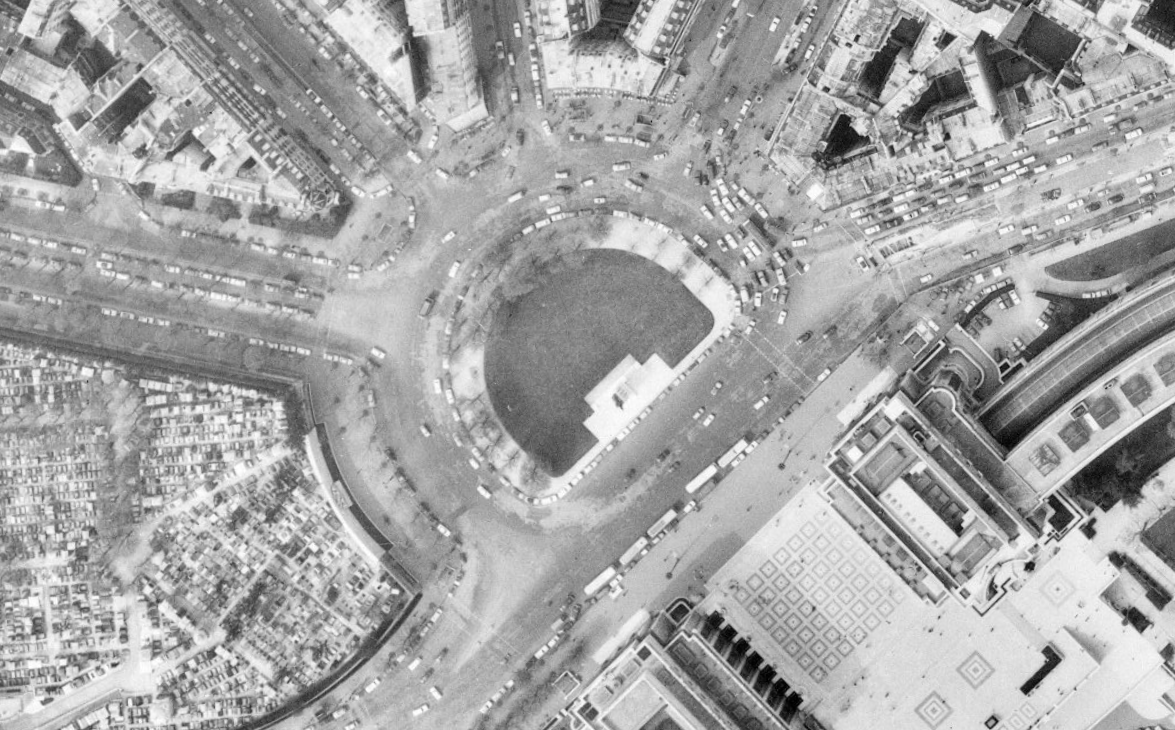 EmmanuelSPV's tweet photo. Le maire du 16ème avait demandé l'année dernière à classer le rond point du Trocadero en monument historique pour qu'il ne puisse pas être aménagé. Pourtant son aspect actuel n'est pas historique : l'ancien cercle historique a été rogné pour la circulation automobile. https://t.co/vu7HsnwOfd