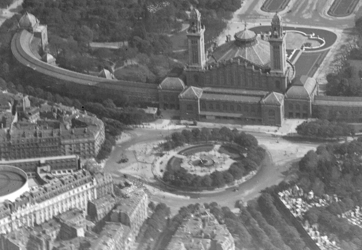 EmmanuelSPV's tweet photo. Le maire du 16ème avait demandé l'année dernière à classer le rond point du Trocadero en monument historique pour qu'il ne puisse pas être aménagé. Pourtant son aspect actuel n'est pas historique : l'ancien cercle historique a été rogné pour la circulation automobile. https://t.co/vu7HsnwOfd