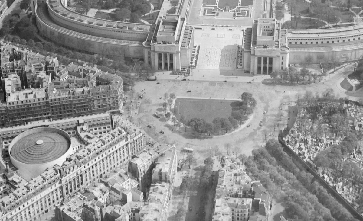 EmmanuelSPV's tweet photo. Le maire du 16ème avait demandé l'année dernière à classer le rond point du Trocadero en monument historique pour qu'il ne puisse pas être aménagé. Pourtant son aspect actuel n'est pas historique : l'ancien cercle historique a été rogné pour la circulation automobile. https://t.co/vu7HsnwOfd