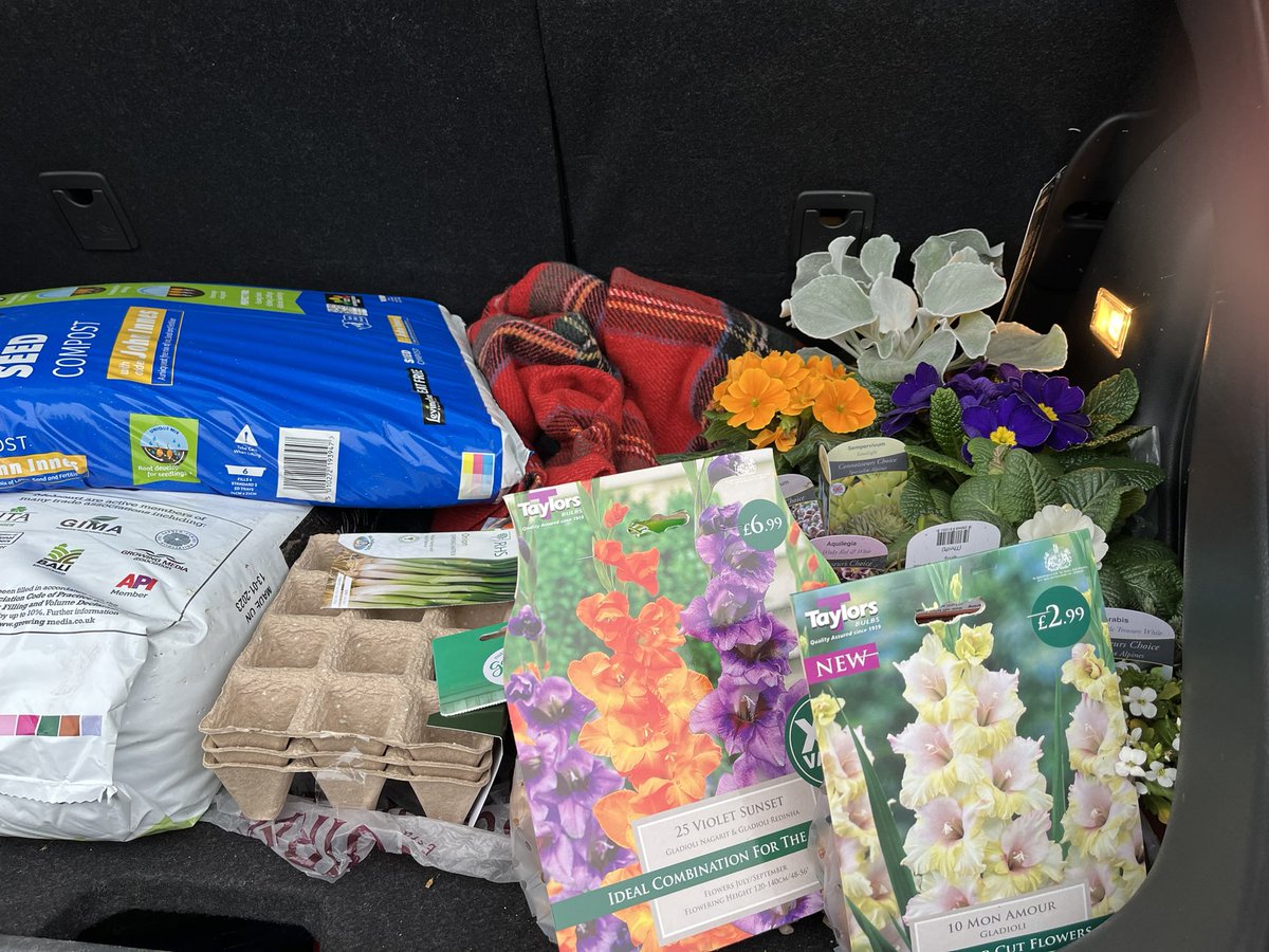 07Norton's tweet photo. Going to get creative in the garden @WeAHPs #AHPsCreative https://t.co/rthx7x913z