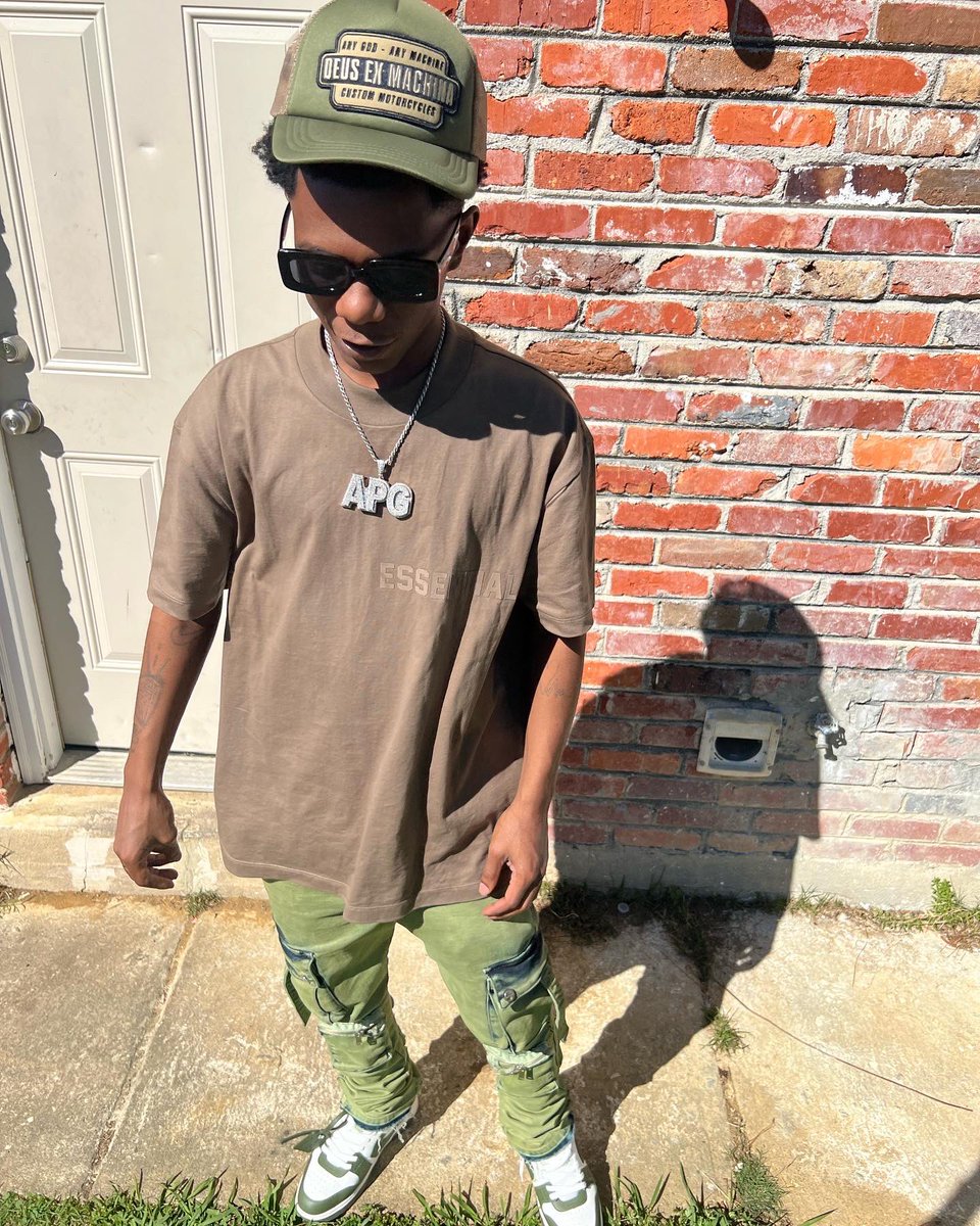 1ApgDada's tweet photo. Hey siri play Apg Dada “Shtt On”..🐶 
•@OffWht 

https://t.co/pMAywEuBxy https://t.co/hhULBkXlLh