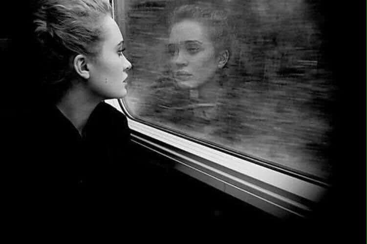 TGpavlova's tweet photo. Автор не известен...

Она сидела у окна,
А он вошел в ее вагон.
— Женат, — подумала она,
— Лет тридцать пять, — подумал он.
А за окном цвела весна,
День был прекрасен, словно сон.
— Красив, — подумала она.
— Как хороша! — подумал он.
Но проза жизни такова,
Он встал и вышел на https://t.co/7cQQX7AhMU