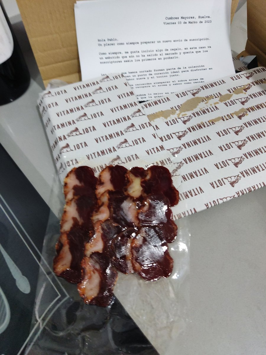 Probando el nuevo lomito de <a href="/MaxiPortes/">Maxi - hago jamón</a> recién llegada la suscripción mensual 🤤