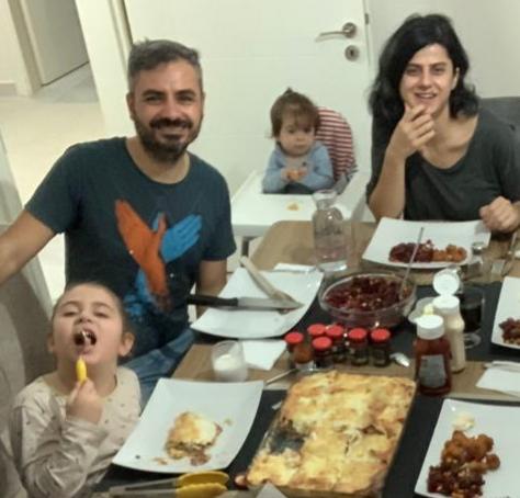 Depremde haber alamadığımız canımız halamız Lale Portakaldalı (Lala) ve Eşi Sercan Portakaldalı (Sercio)'nı  bu fotoğraf ile sosyal medyada aradık. Bu fotoğrafla haber oldular. Ama bu fotoğraftan ötesi var... 

#SalihZorsuYakalansın