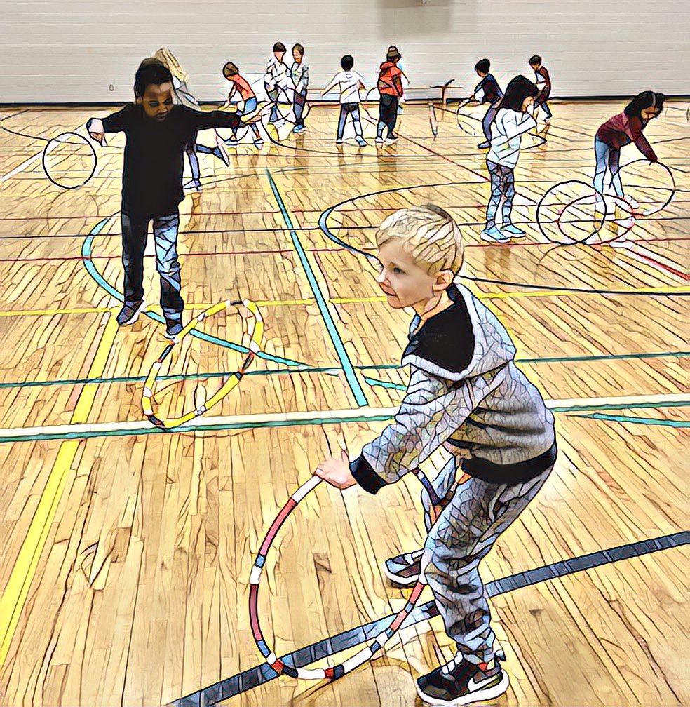 tuscany_cbe's tweet photo. Les enfants de maternelle en train d'apprendre la dance du cerceau avec Aînée Shirley. Kindergarten children learning about Hoop Dancing with Elder Shirley. #hoopdancing https://t.co/eEHkMKCae0