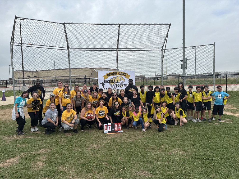 Mrs_Robinett's tweet photo. Kicking out hunger and kicking off our food drive with staff vs 4th grade kickball game. Best day of the year! @TISDGOES #FoodDrive #kickouthunger #kickball @teamtomballtx https://t.co/LpIUAuuOOX