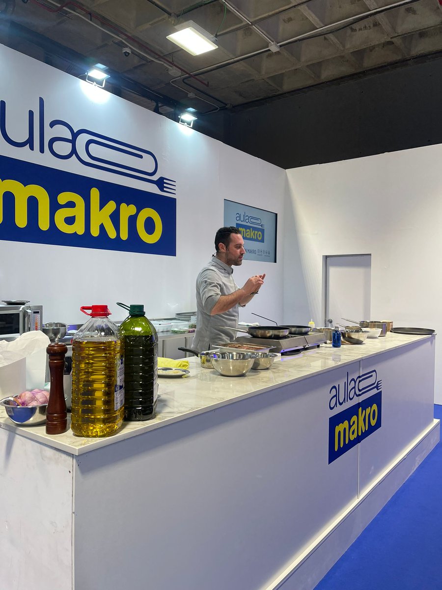 Nuestros vecinos de <a href="/makroESP/">Makro España</a> han organizado una agenda de actividades muy 🔝 como esta de "Entorno al cerdo ibérico" con <a href="/FVchef/">Fran Vicente🌐</a> 👏

⚫️ #Gastrorevolucionarios en <a href="/expohip/">HIP 2026</a> | #HIP2023