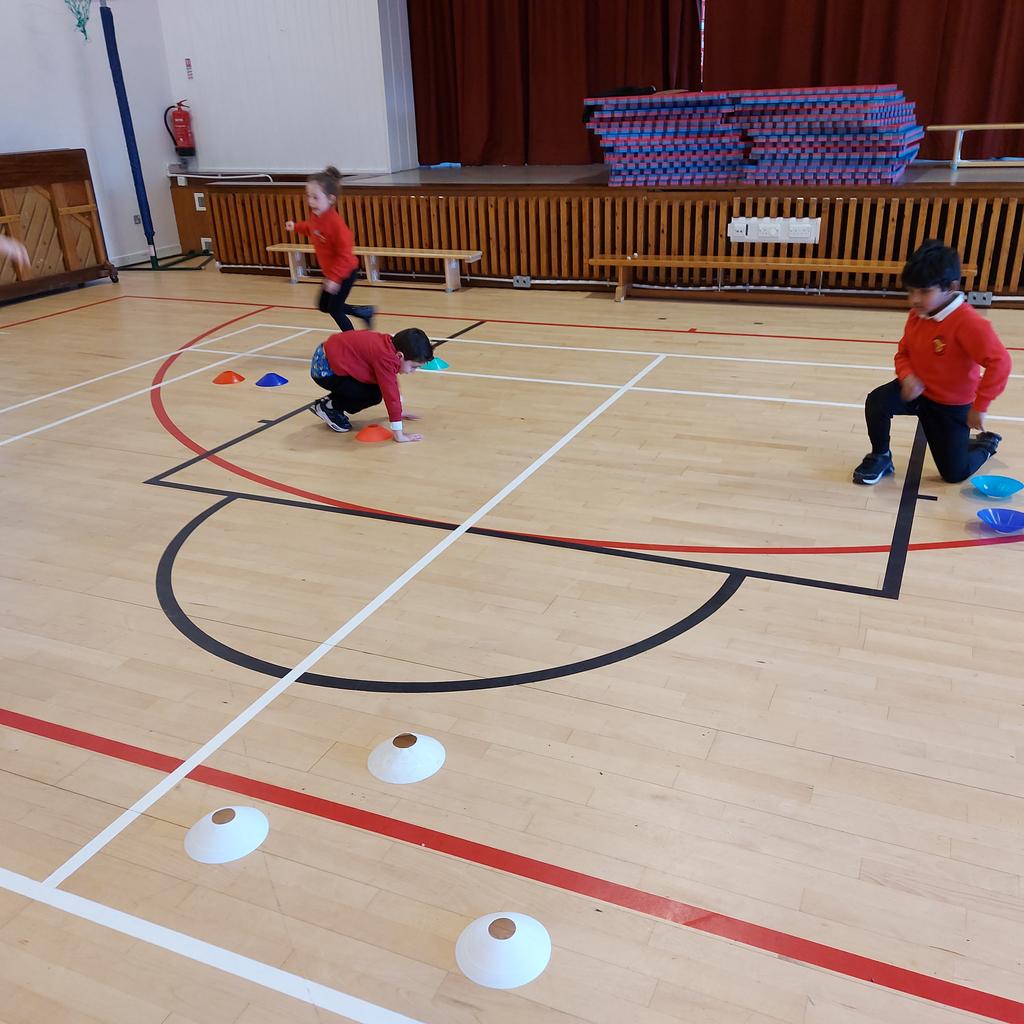 MissStanwayPE's tweet photo. P1s warm up with the Messy versus Tidy game. If you are tidy you turn the cone over if you are messy you turn it back! We used our counting skills to work out the winner at the end! @DeansPrimary @MissBorsbeyP1 https://t.co/03605kLjFg