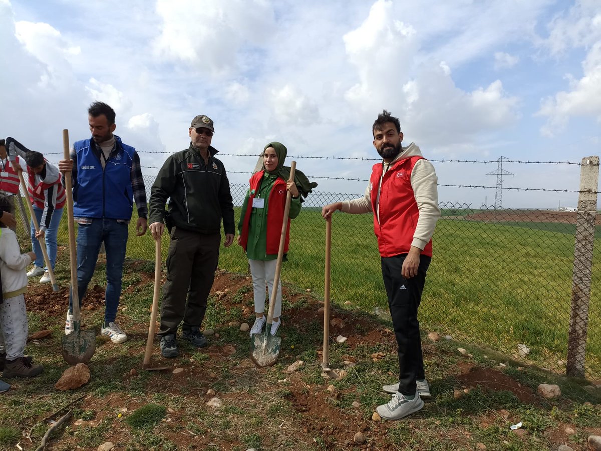 FatmaAhu_GM's tweet photo. Çadır kentte ki çocuklarımıza çevre bilincini aşılamak için, gönüllü gençlerimizle birlikte ağaç dikimi yapıldı☺️ 🌲
#ÇevreTimi https://t.co/24Run8281x