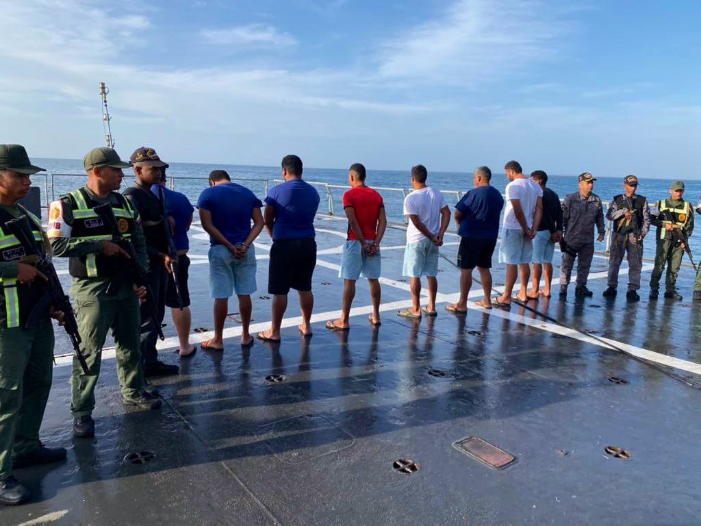 #FANB, <a href="/SUNADoficial/">@snantidroga</a> y autoridades francesas en operación combinada incautan embarcación pesquera con  1.753 kg  de cocaina a 250 millas al este de la Isla de Barbados, aprehendiendo a 8 sujetos venezolanos vinculados al narcotráfico. 

#EscudoBolivariano2023