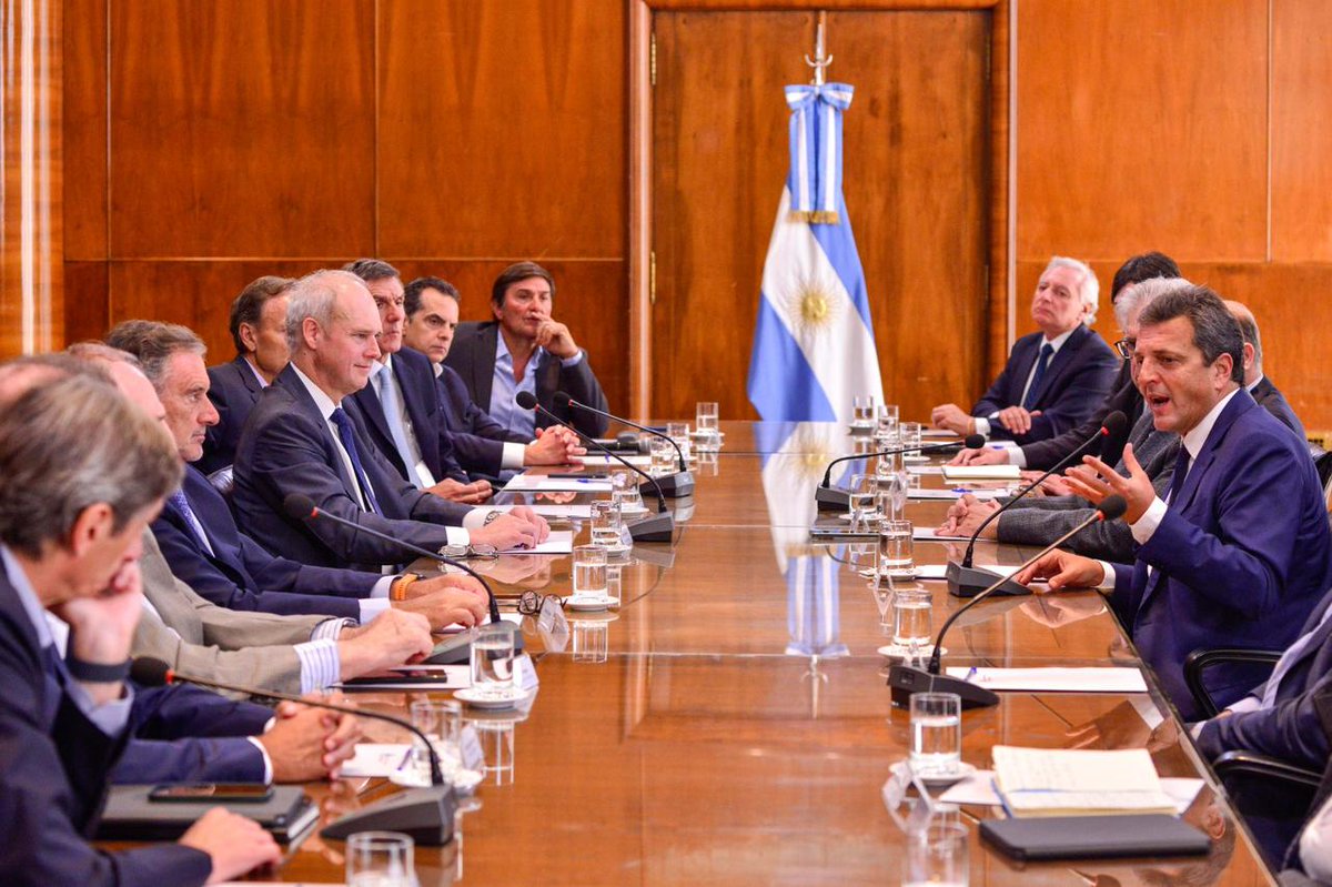 SergioMassa's tweet photo. Junto al equipo económico nos reunimos con los representantes de los bancos y llegamos a un acuerdo para despejar los próximos vencimientos de la deuda en pesos, que nos garantizará tener un programa que le dé estabilidad al sistema financiero y tranquilidad a los ahorristas. https://t.co/09tLBQMnqc