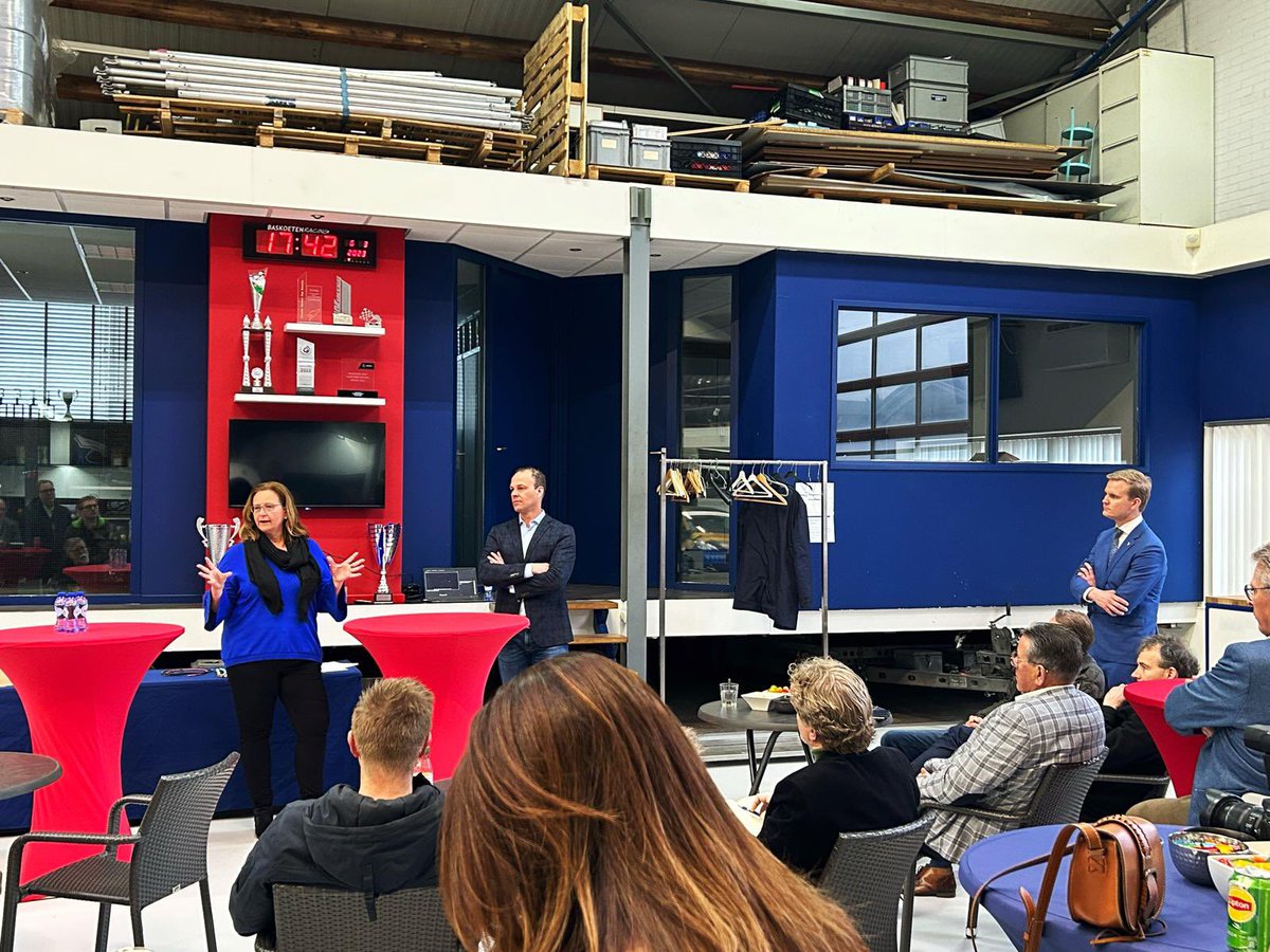 aukjedevries's tweet photo. Bedrijven zijn creatief in het oppakken van de energietransitie. Onder de indruk na een dag campagne met @VVDNH! Statenlid Bas de Wit liet zien hoe investeren in het energienet en ondernemersperspectief zorgen voor een beter vestigingsklimaat  in Noord Holland. #doenwatnodigis https://t.co/czPtkLNCZy