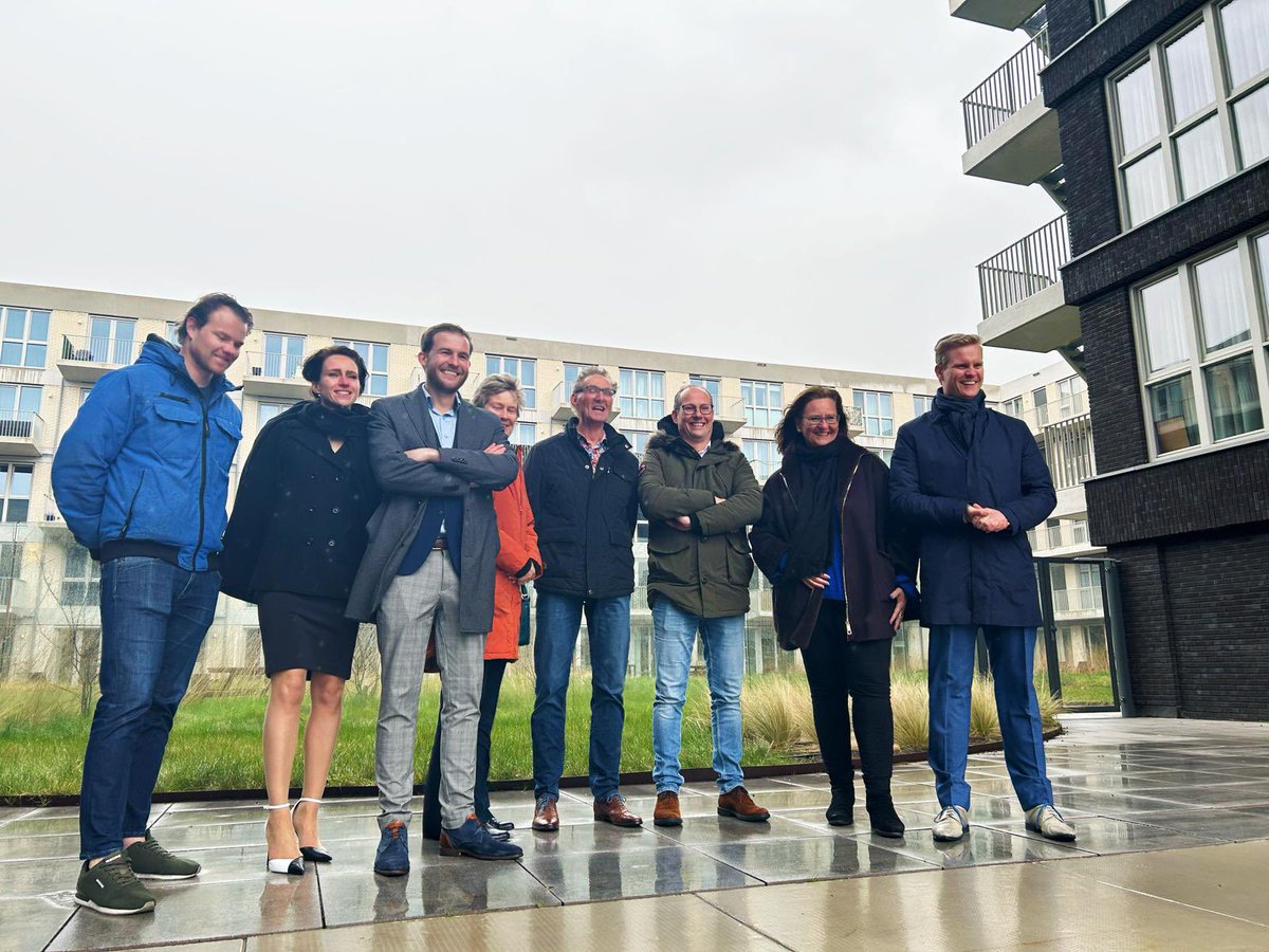 aukjedevries's tweet photo. Bedrijven zijn creatief in het oppakken van de energietransitie. Onder de indruk na een dag campagne met @VVDNH! Statenlid Bas de Wit liet zien hoe investeren in het energienet en ondernemersperspectief zorgen voor een beter vestigingsklimaat  in Noord Holland. #doenwatnodigis https://t.co/czPtkLNCZy