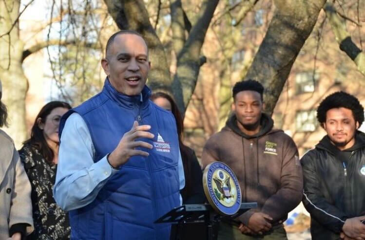 GreenCityForce's tweet image. So energized by support at our @NYCHA Bay View Eco-Hub from national leaders @RepJeffries &amp;amp; @RepMcGovern! Thrilled to receive @RepJeffries #communityprojectfunding uplifting our young leaders’ #futuregreencity! 💪🏿 more thanks @SheenaWrightNYC @nycfood @NYCUrbanAg @SenatorPersaud