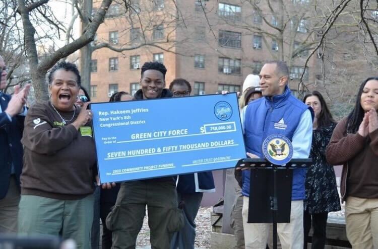 GreenCityForce's tweet image. So energized by support at our @NYCHA Bay View Eco-Hub from national leaders @RepJeffries &amp;amp; @RepMcGovern! Thrilled to receive @RepJeffries #communityprojectfunding uplifting our young leaders’ #futuregreencity! 💪🏿 more thanks @SheenaWrightNYC @nycfood @NYCUrbanAg @SenatorPersaud