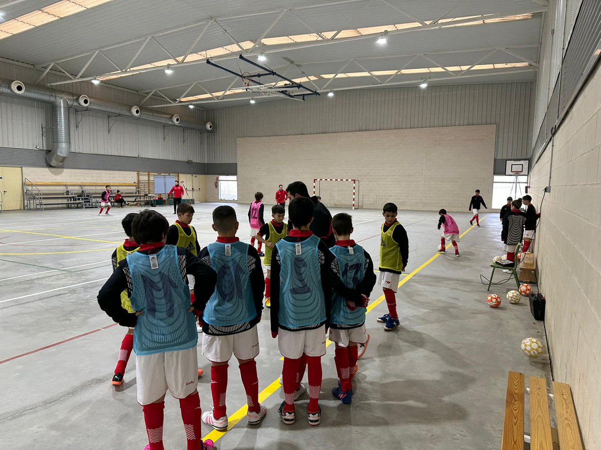 FCyLF's tweet photo. [ 𝗦𝗲𝗹𝗲𝗰𝗰𝗶𝗼𝗻𝗲𝘀  👋] 

🔴⚪ El combinado autonómico Sub12 #FUTSAL se entrena en el pabellón municipal @AytoFuensaldana para continuar con la tecnificación del Campeonato de España de la categoría 👏 https://t.co/q4dUKTkwRf