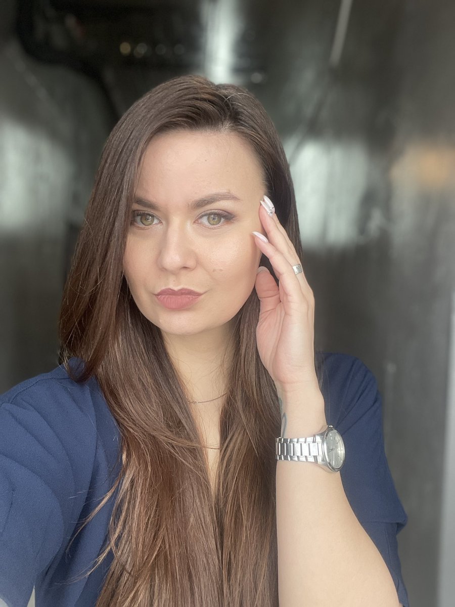 Я нашла место для фото.
Ни
Единого 
Фильтра 
(Видно по блестящему лицу и седым волосам) 
Инстаграм пока этой фото не достоин.