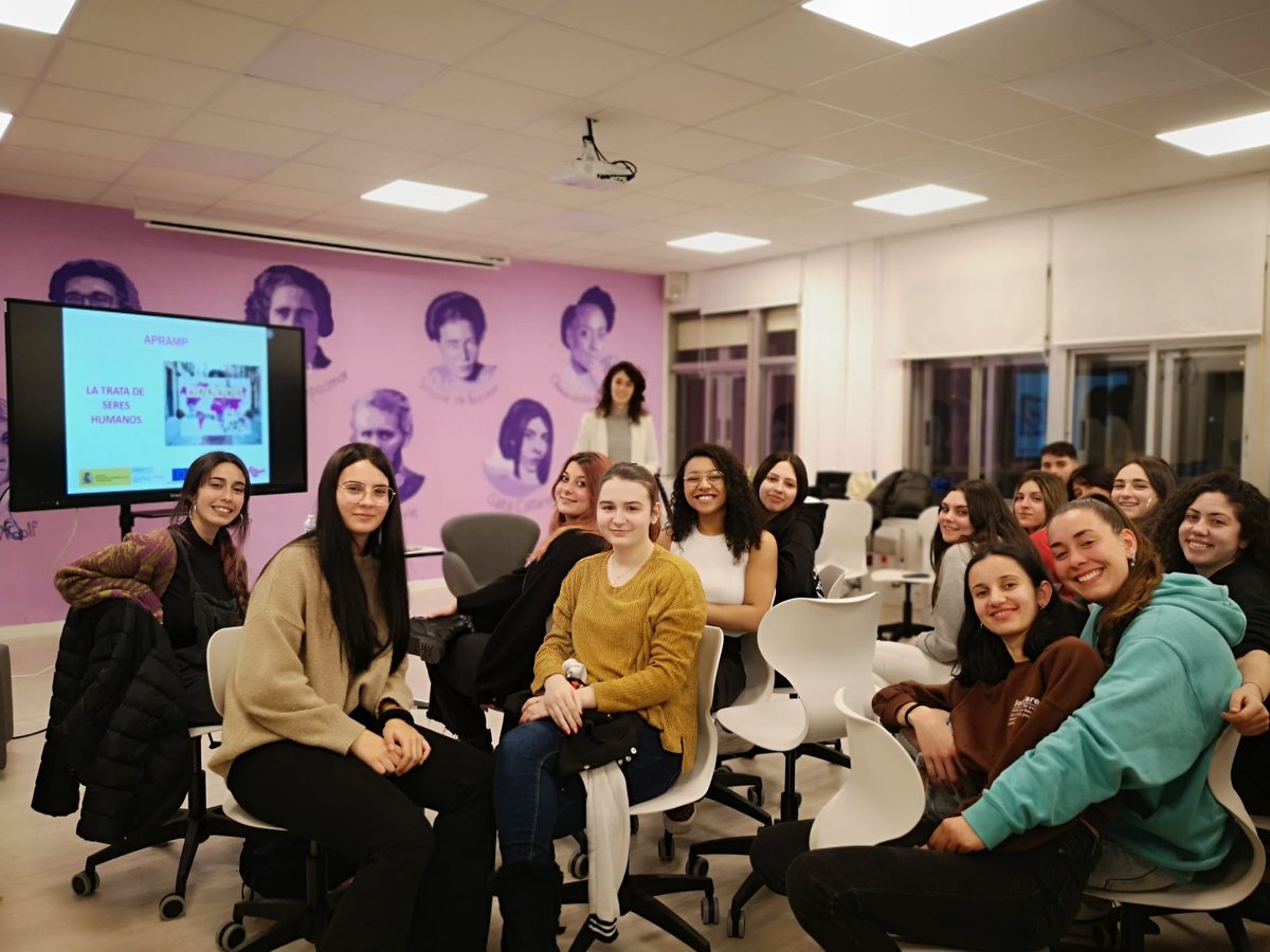 cifp_BBilbao's tweet photo. El alumnado de Integración Social del @IES_BBilbao se ha formado sobre la trata de seres humanos y la explotación de las #mujeres. También ha participado en la formación el alumnado de Atención a la Dependencia, ambos grupos vespertinos. https://t.co/YsUVcPmpUI