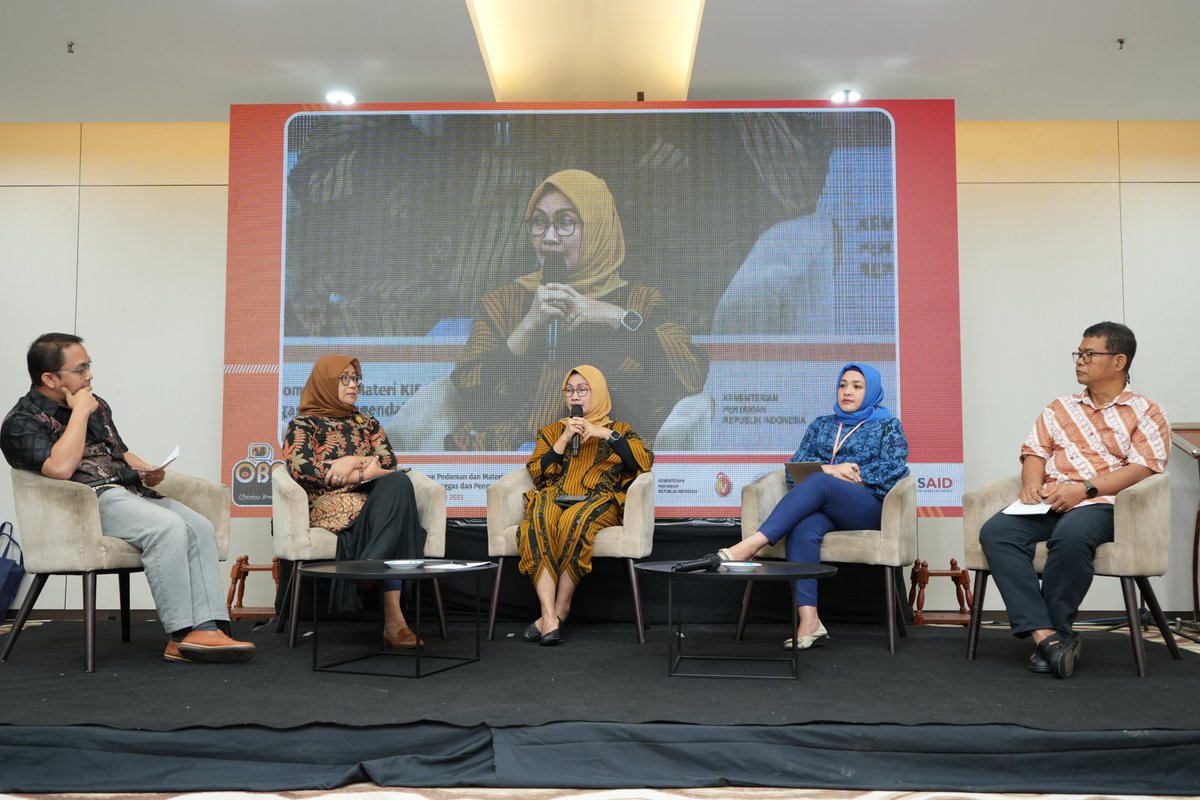 FAOIndonesia's tweet photo. First hybrid #OBRASS talk show 🗣️post pandemic w/ experts frm @kementan @ditjen_pkh @faoindonesia @ADHPI & @ipbofficial
200+ ppl joined the fun discussion on #AMR 🦠💊 current situation & bacterial disease outlook in poultry sector in 2023 🐓
Supported by @usaidindonesia https://t.co/ZGDvCk2viE
