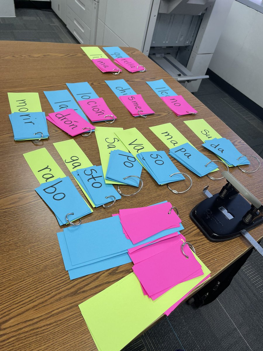 AdmartinAdriana's tweet photo. Small group targeted #intervention is key to closing #academicgaps , this is a team effort, and Early Learning is up to the challenge! #teamwork #scienceofteachingreading #datadriven @LazoMemo @kmtarin https://t.co/3JlRHlA7r7