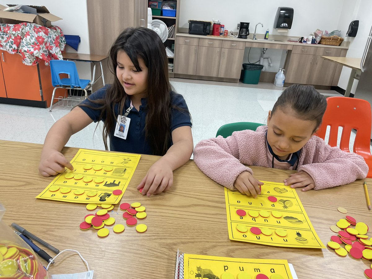 AdmartinAdriana's tweet photo. Small group targeted #intervention is key to closing #academicgaps , this is a team effort, and Early Learning is up to the challenge! #teamwork #scienceofteachingreading #datadriven @LazoMemo @kmtarin https://t.co/3JlRHlA7r7