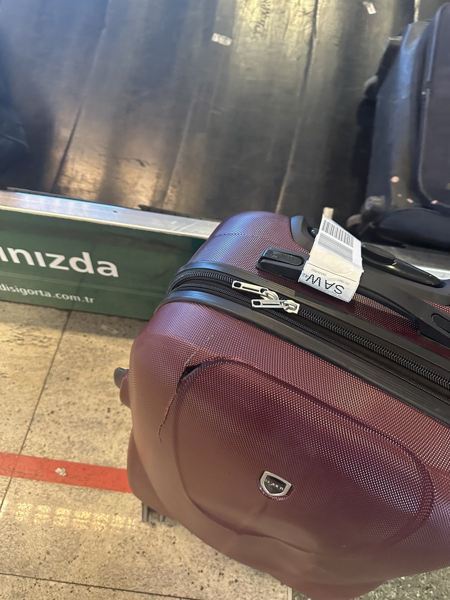 Bavulumu verdiğimde sağlamdı aldığımda kırıktı ama her yere yazdım bir dönüş yapılmadı  #Pegasus <a href="/ucurbenipegasus/">Pegasus Hava Yolları</a> <a href="/flymepegasus/">Pegasus Airlines</a> <a href="/flymepegasus/">Pegasus Airlines</a> <a href="/ucurbenipegasus/">Pegasus Hava Yolları</a>