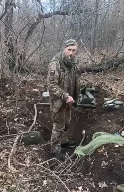 officejjsmart's tweet photo. ❗ A video of the execution of an unarmed soldier, who says “Glory to Ukraine,” is circulating online.

The video allegedly shows the moment a Ukrainian prisoner 🇺🇦 of war (POW) was executed by Russian soldiers 🇷🇺. https://t.co/4QBAYa0f3F