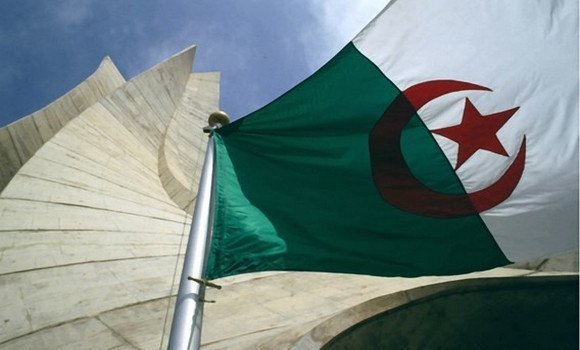 الويل لمن تمتد يده لذرة تراب 🇩🇿 مسقية بـ #دماء_الشهداء 
🔗aps.dz/ar/algerie/140…