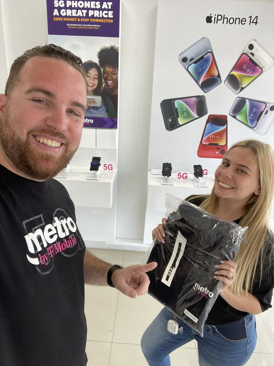 Shout out to Brenda from celular touch wireless winning the HSI contest for February with the most sold and getting some Metro gear! 💪🏻 #MiamiSouthwest #SFLExpress @KatyaRaskin