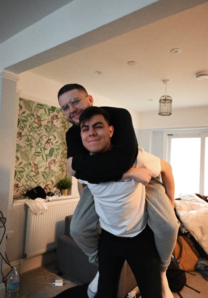 masked man tweet media