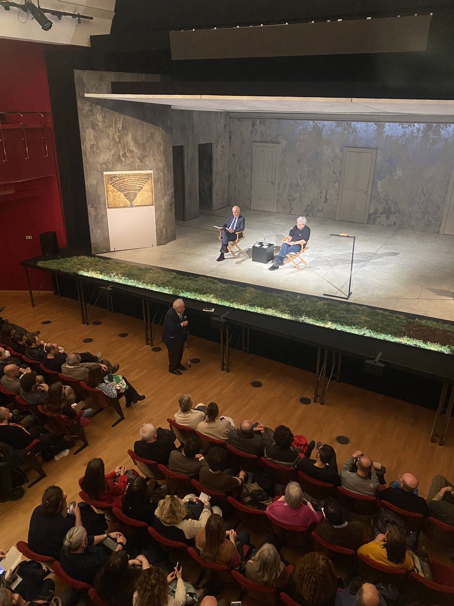 GiCivi's tweet image. Buchi bianchi di @carlorovelli @adelphiedizioni al @Piccolo_Teatro #Grassi con @lucfontana @Corriere 

I saluti iniziali di Piergaetano Marchetti 
Presidente di @BOOKCITYMILANO 

Che pubblico!

adelphi.it/libro/97888459…