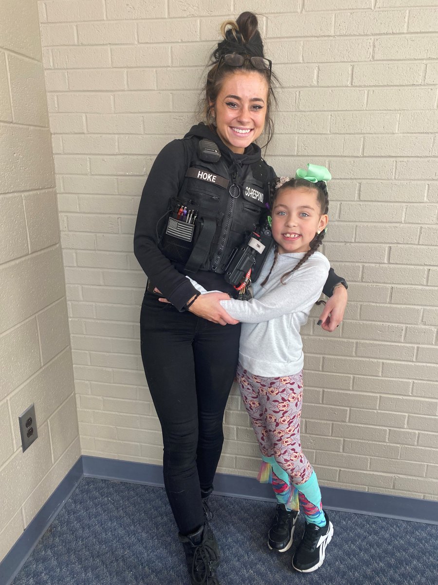 BBBSCapRegion's tweet photo. Little Abby and her new Big in Blue, Lydia were so excited to get meet. They are like two peas in a pod—both are super compassionate, well-spoken, talkative, and fun, with a shared drive to build a strong #mentoring relationship. #BigsInBlue #BigswithBadges #BBBS #volunteer https://t.co/4EAuDBxhQ4