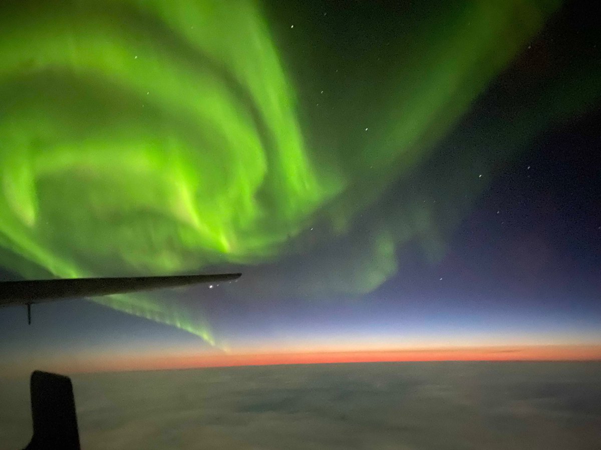 OperationsArc's tweet image. Dans un ciel illuminé par les aurores boréales auxquelles il doit son nom, le CP-140 Aurora de l’@ARC_RCAF traverse la nuit à destination de la Norvège pour l’exercice JOINT WARRIOR de l’OTAN avec nos #AmisPartenairesAlliés. #NousSommesOTAN #ARC #Prêts