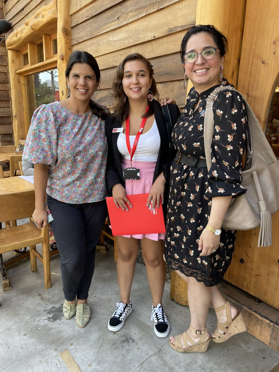 Empezando esta semana con puro poder femenino 💪🏾. Junto a <a href="/paz_zarateb/">Paz Zárate</a> también alumni <a href="/CheveningFCDO/">Chevening Awards🇬🇧</a> , conocimos hoy a Elisa, ganadora de “Embajadora por 1 día”, iniciativa de <a href="/UKinChile/">UK in Chile 🇬🇧🇨🇱</a> 👌🏾. Felicidades Elisa, espero que sea un tremendo e inolvidable día junto a <a href="/LouiseADeSousa/">Louise de Sousa 🇬🇧</a>