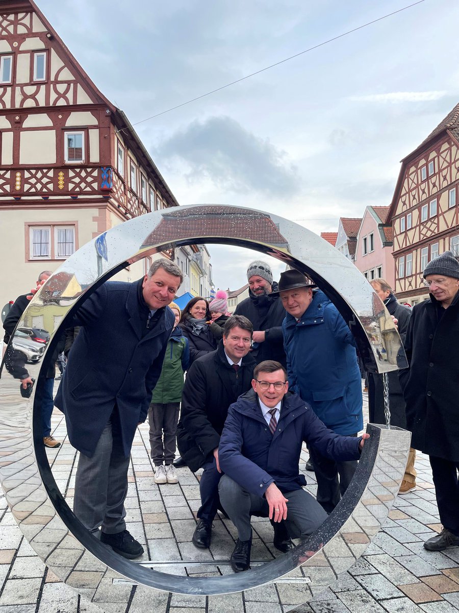 BauenBewegen's tweet photo. Einweihung der mit 2,8 Mio. Euro #Förderung neu gestalteten Bahnhofstraße in #Hammelburg. StM Christian Bernreiter:"Wir wollen, dass sich unsere #Ortskern​e weiterentwickeln und für die Zukunft aufstellen. Daher unterstützen wir die #Kommunen mit der #Städtebauförderung!" 🏘️🎉 https://t.co/KR9wrUCOUY