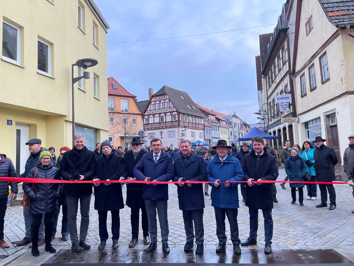 BauenBewegen's tweet photo. Einweihung der mit 2,8 Mio. Euro #Förderung neu gestalteten Bahnhofstraße in #Hammelburg. StM Christian Bernreiter:"Wir wollen, dass sich unsere #Ortskern​e weiterentwickeln und für die Zukunft aufstellen. Daher unterstützen wir die #Kommunen mit der #Städtebauförderung!" 🏘️🎉 https://t.co/KR9wrUCOUY