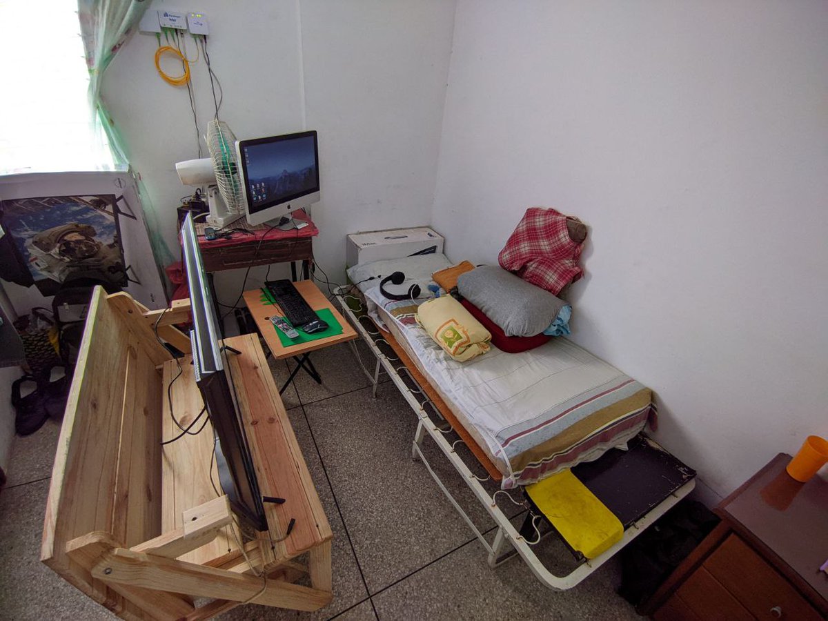 megabedoya's tweet photo. Bueno, me retrasé con el #ViernesDeEscritorio #ViernesDeSetup #ViernesDeDesktop con mi setup y escritorio, pero estaba esperando terminar la instalación de internet para tomar las fotos, y... asi quedó, mi sitio de comer, trabajar y dormir! 🤓🫠😊❤️ la silla se convierte en mesa https://t.co/d4OUim5GCS