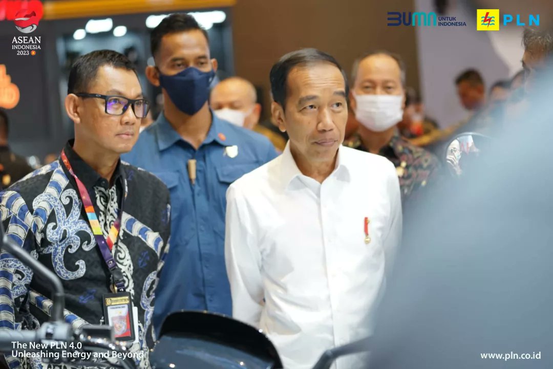 Bumn_Kdi_Rapi's tweet photo. Electrizen, Presiden RI Joko Widodo mengajak semua pihak mendorong penggunaan kendaraan listrik pada gelaran Indonesia International Motor Show 2023 di Jiexpo Kemayoran. 

#PLN_EMobilizeYou
#EMobilitybyPLN
#MotorListrikPLN
#IIMSPoweredbyPLN https://t.co/zNLszGWU7c